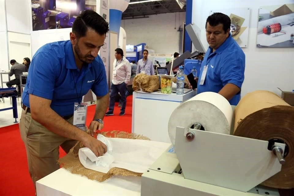Cartón corrugado y papel kraft se emplean como sustituto de plástico de burbujas para empacar.