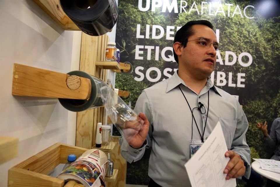 Las etiquetas que elabora la firma UPM Raflatac tienen un adhesivo que se puede disolver con agua.