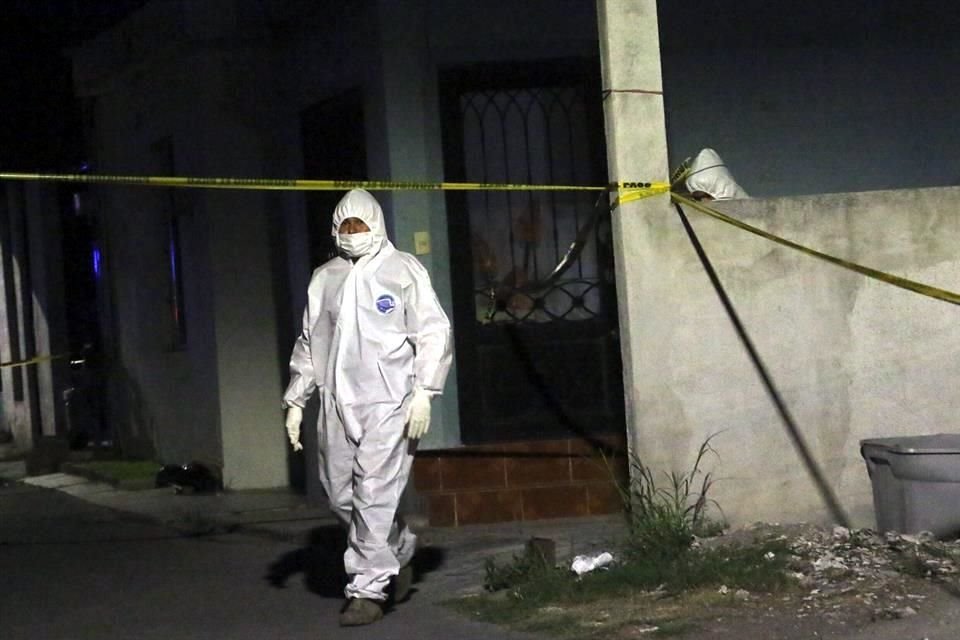Un perito revisa la casa donde fue encontrado el cuerpo de una mujer en un ropero, en la Colonia Felipe Carrillo.
