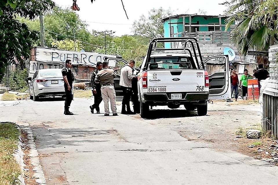 Policías custodian la casa donde estaba el cadáver de René Benjamín de la Riva, en la Colonia Mirasierra.