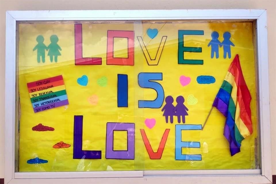 Así se veía el periódico mural que elaboraron estudiantes de tercero de secundaria junto con su maestro; lo quitaron y sustituyeron con otro.