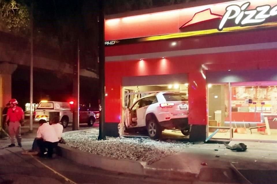 El vehículo terminó en el interior del negocio de pizzas.