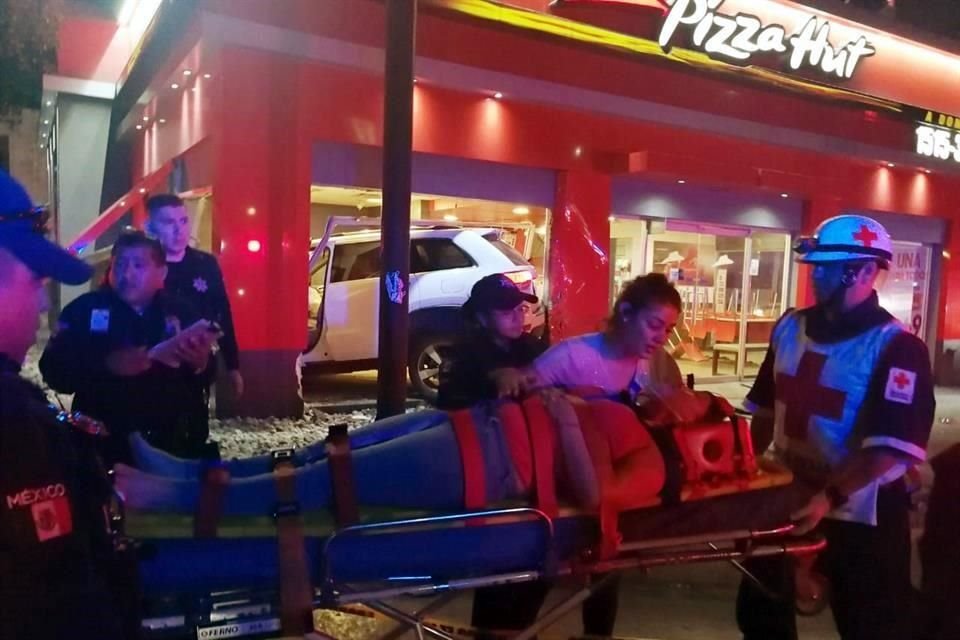 Paramédicos atendieron a las mujeres lesionadas.