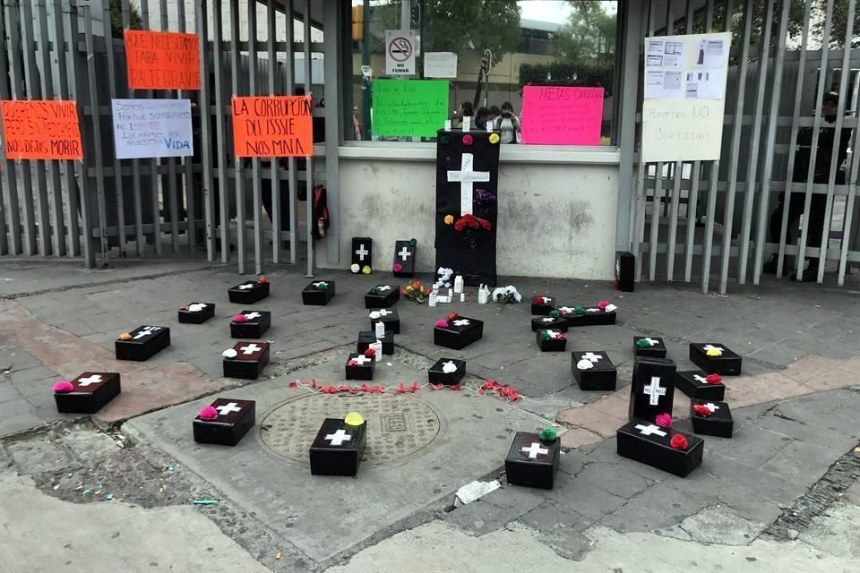 Antes de bloquear Insurgentes, los manifestantes protestaron afuera de las oficinas centrales del ISSSTE.