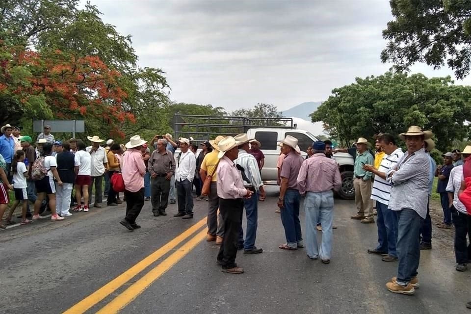 Campesinos bloquearon la vía Iguala-Chilpancingo, a la altura del crucero del Rancho del Cura.