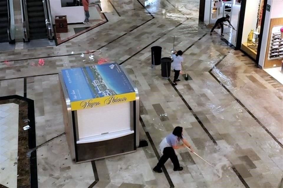 La plaza Perisur se inundó luego de las lluvias que azotaron a la Ciudad de México esta tarde; hay anegaciones en Iztapalapa y Xochimilco.