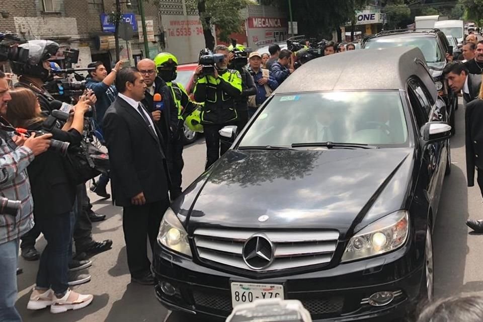 Los restos de Edith González llegaron pasadas las 11:00 horas al Teatro, procedente del Panteón Francés, donde fue velada por su familia este jueves.