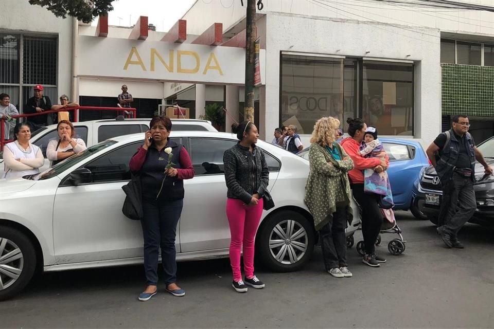 La gente comenzó a llegar al recinto desde antes de las 10:00 horas.