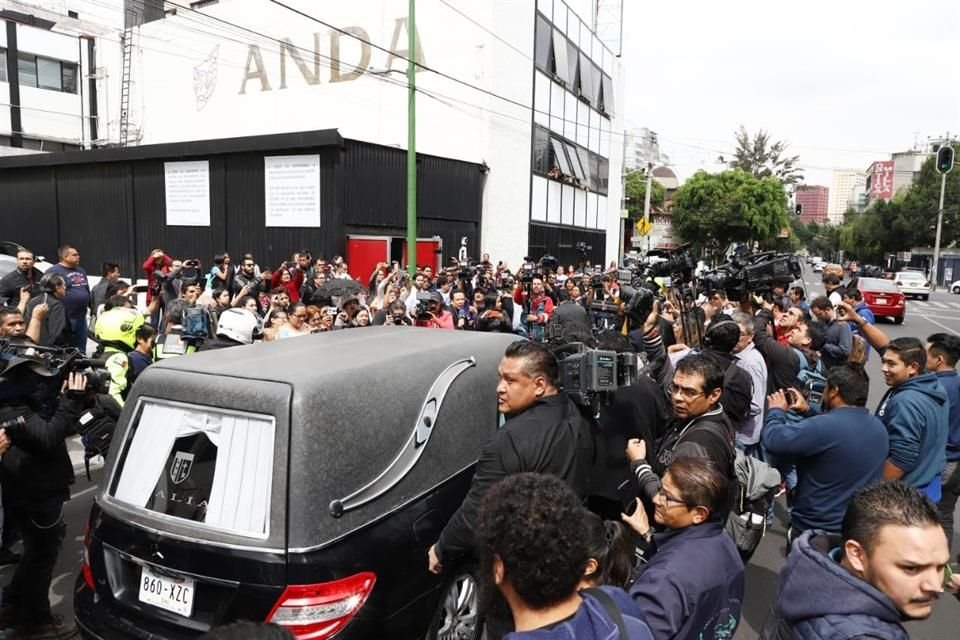 Decenas de personas recibieron la carroza con porras.