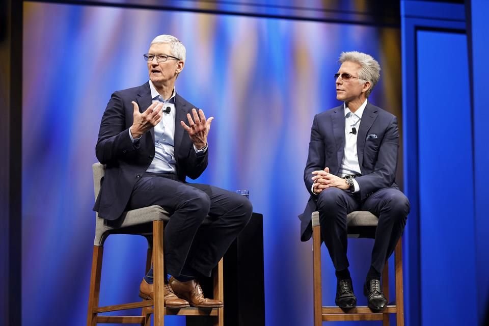 Tim Cook, CEO de Apple, acompañó a Bill McDermott  para destacar cómo nuevas tecnologías como la Realidad Aumentada pueden cambiar los negocios, por ejemplo al realizar un inventario con un iPad.