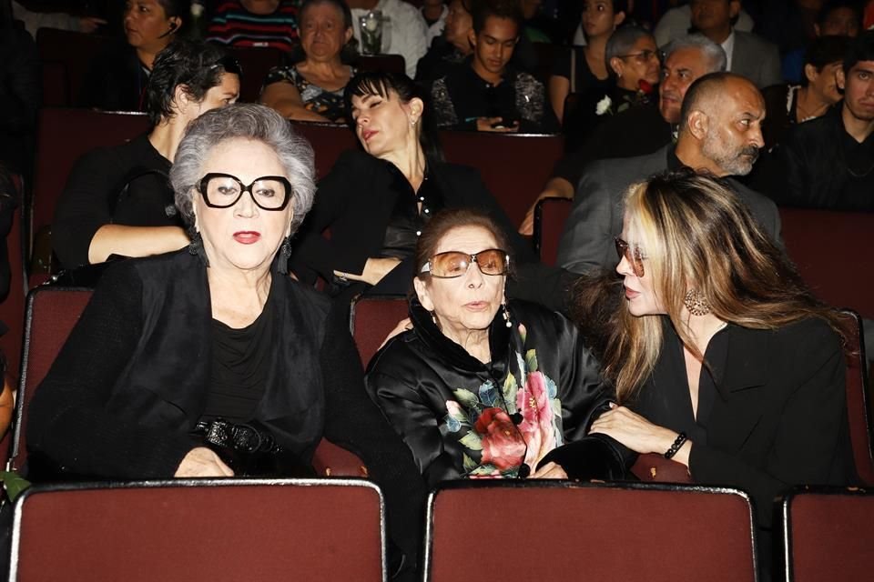 Ofelia Fuentes (MEDIO) recibió las condolencias.