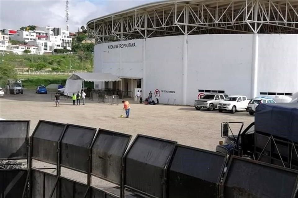 En el estacionamiento de la arena se han instalado baños móviles y los alrededores se cercaron con vallas metálicas.