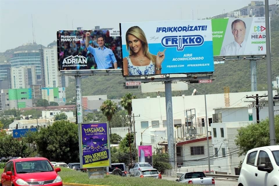 Muchos de los espectaculares exhiben propaganda electoral de decenas de candidatos, incluidos Alcaldes con licencia, que se promueven para su reelección o para otros cargos públicos.