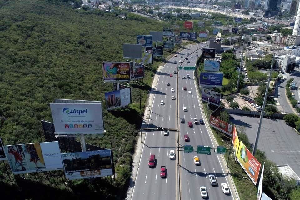 La Avenida Gómez Morin es un ejemplo de la contaminación visual en Monterrey por anuncios, contrastando con la parte de la arteria que corresponde a San Pedro.