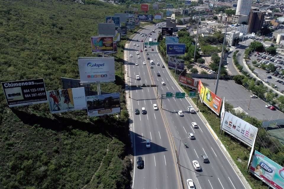 Mientras que San Pedro combate la contaminación visual por publicidad, en el resto del área metropolitana los anuncios proliferan y saturan vialidades principales.