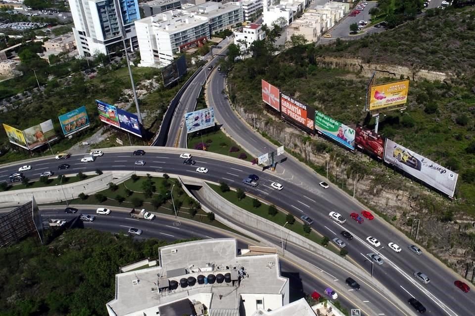 Panorámicos, mupis, vallas, puentes peatonales y gigantescas lonas en edificios, entre otros escaparates publicitarios, acaparan el panorama en numerosas avenidas de la Ciudad, como comprobó EL NORTE.