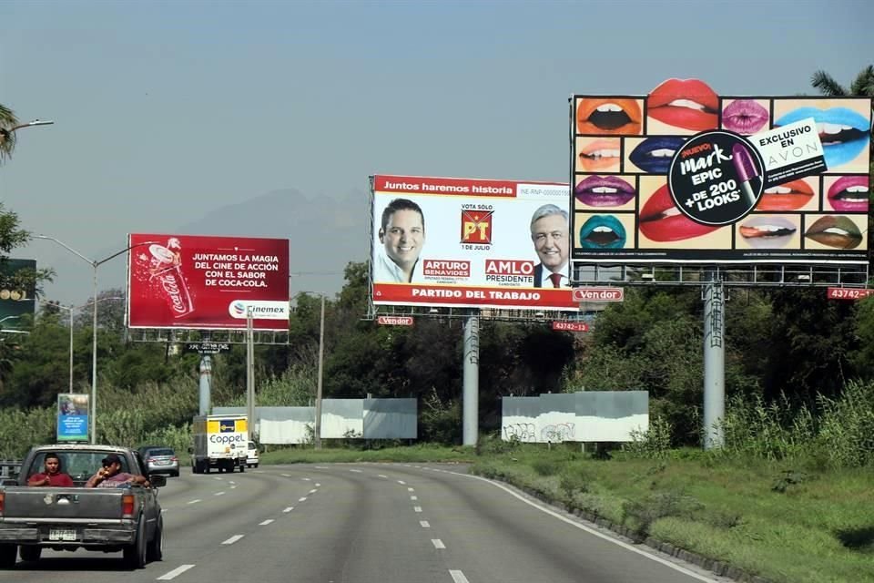 En Guadalupe el Bulevar Miguel de la Madrid y Miguel Alemán llevan mano en proliferación de publicidad, y esta última arteria también luce con mucha propaganda dentro de San Nicolás y Apodaca.