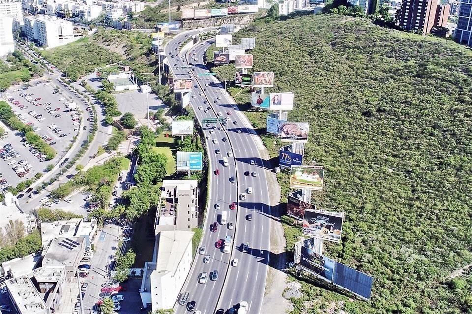 Monterrey es líder en contaminación visual en el área metropolitana, como se ve en Gómez Morín en su parte regia.