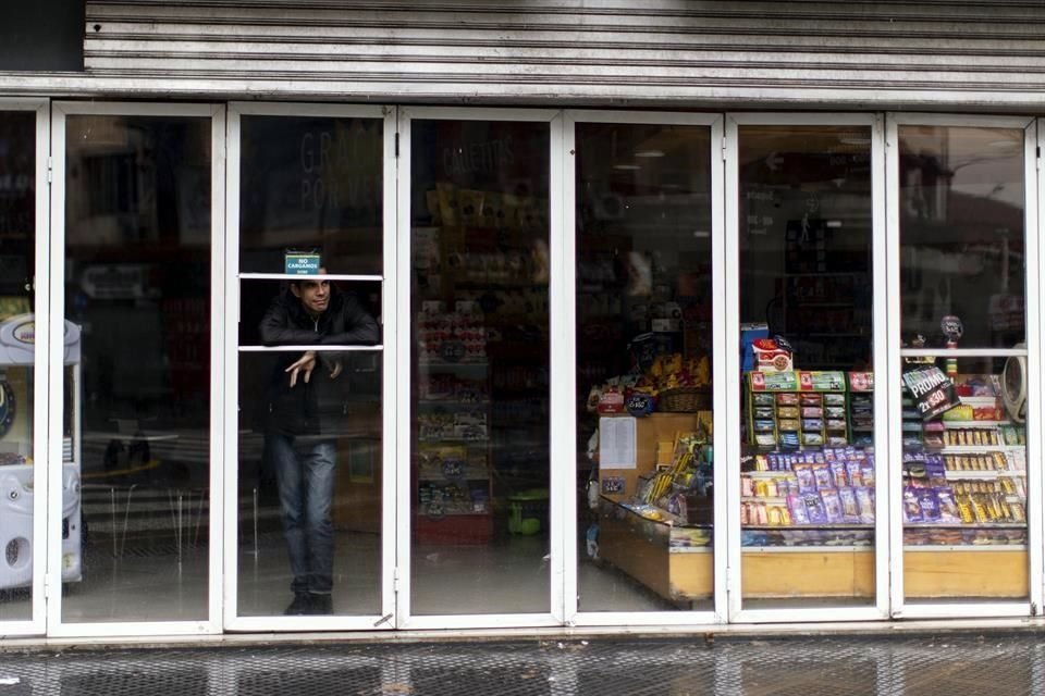 Un hombre espera el restablecimiento de la electricidad en una tienda de Buenos Aires, Argentina.