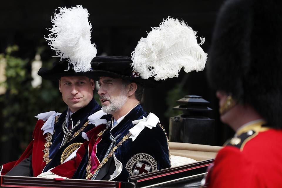 Dos años después de que Isabel II le concediera la distinción, Felipe VI se vistió con la típica capa de terciopelo azul, el sombrero negro con plumas de avestruz y el collar con símbolo de la liga.