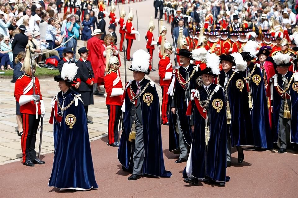 Los Caballeros se dirigieron a pie en procesión a la capilla de San Jorge, a través del camino que serpentea por el patio del Castillo de Windsor.