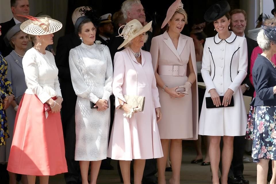 Las Reinas Letizia y Máxima de Holanda, la Duquesa de Cambridge, Catalina Middleton, y la de Cornualles, Camilla, presenciaron el recorrido desde una carpa.