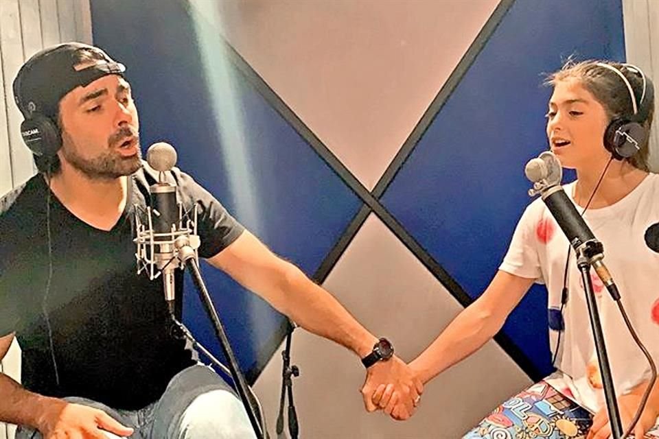 La nieta de Lupita D'Alessio interpretó el tema de 'Shallow' a dueto con su padre.