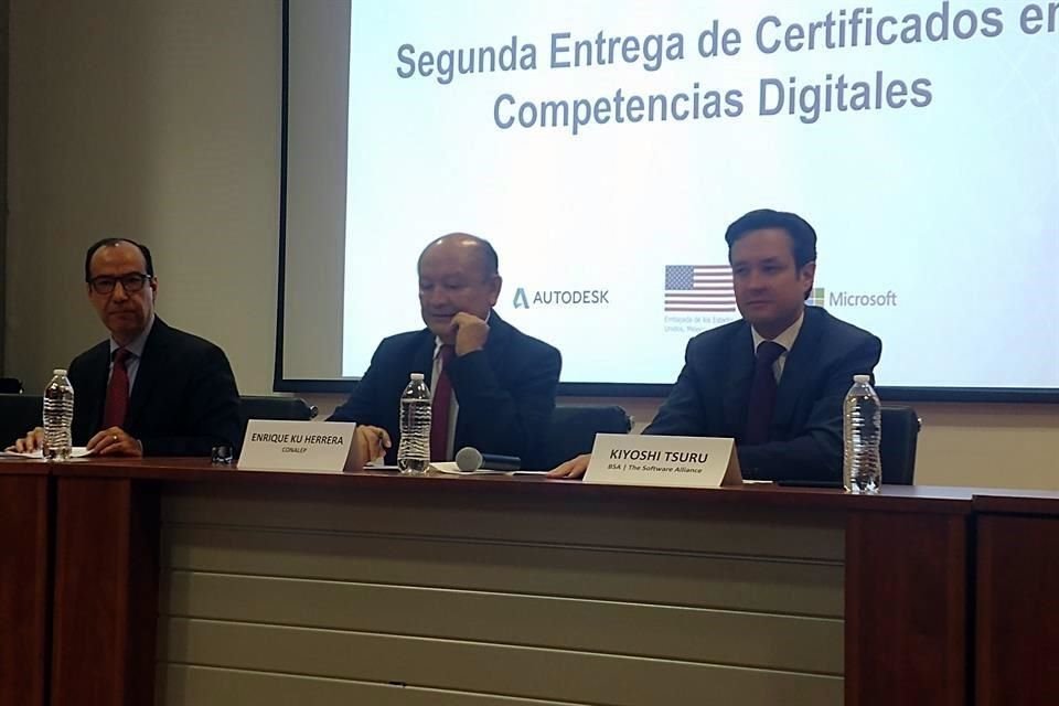 Javier Treviño, del CCE; Enrique Ku Herrera, director general de CONALEP, y Kiyoshi Tsuru, director general de la BSA, dijeron que quieren certificar en 2019 al menos 6 mil estudiantes y docentes.