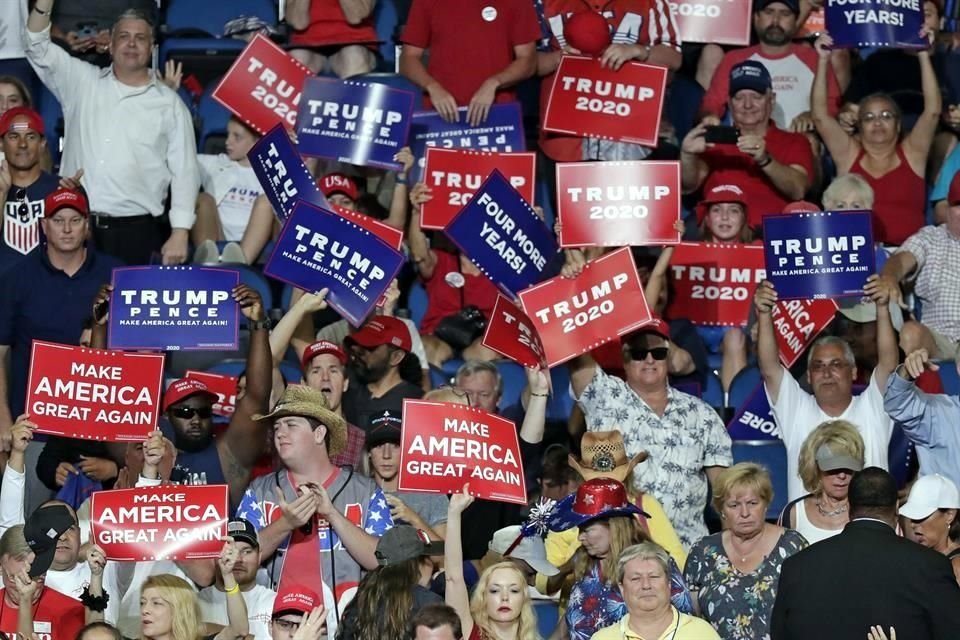 Simpatizantes de Donald Trump esperan el inicio del discurso en Orlando.