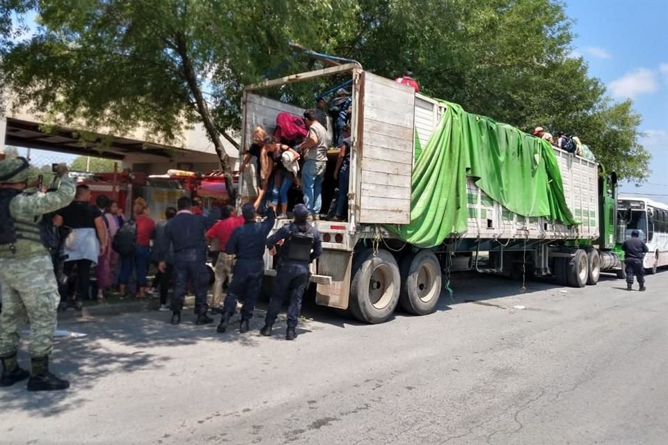 En la caja de un tráiler viajaban 94 migrantes, 40 menores y 50 adultos, procedentes de Guatemala, Cuba y El Salvador. La Policía de Linares detuvo a los dos polleros que los transportaban.