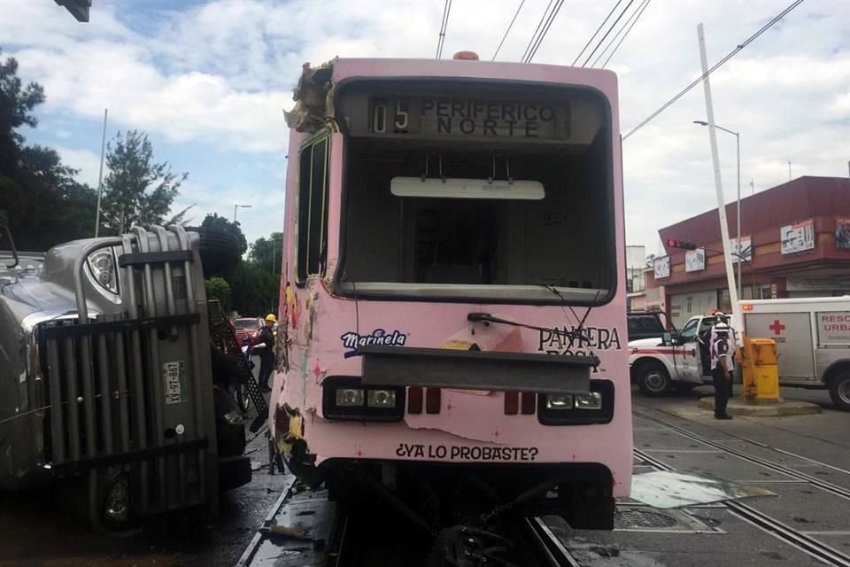 El vehículo que chocó contra el tren terminó volteándose hacia un costado.