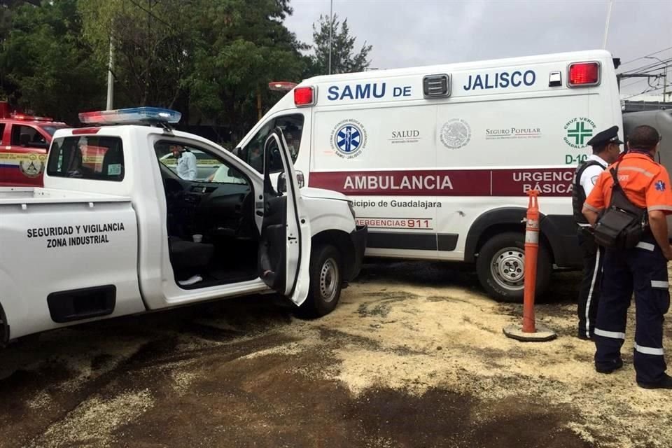 Por el derrame de diésel, una camioneta de serugirad privada chocó a una ambulancia que asistía a las lesionadas.