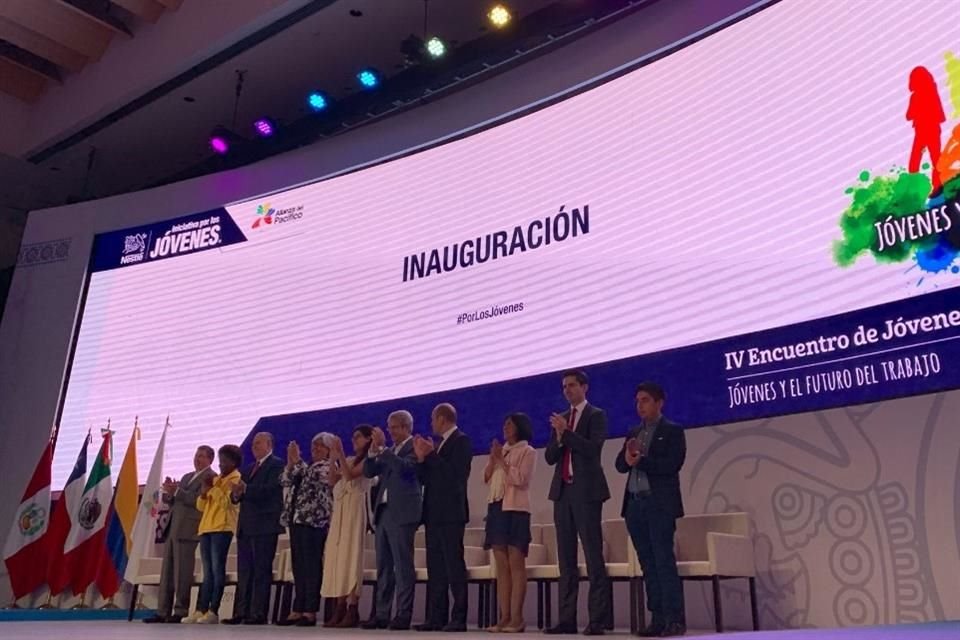 El programa Jóvenes Construyendo el Futuro tiene como meta atender a 2 millones 300 mil jóvenes, recordó Luisa María Alcalde, Secretaria del Trabajo.