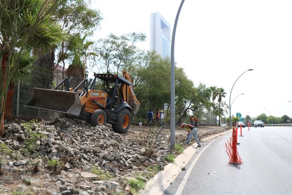 Ante la falta de espacio para los peatones, ayer se inició la remoción de piedras para la construcción de banquetas.