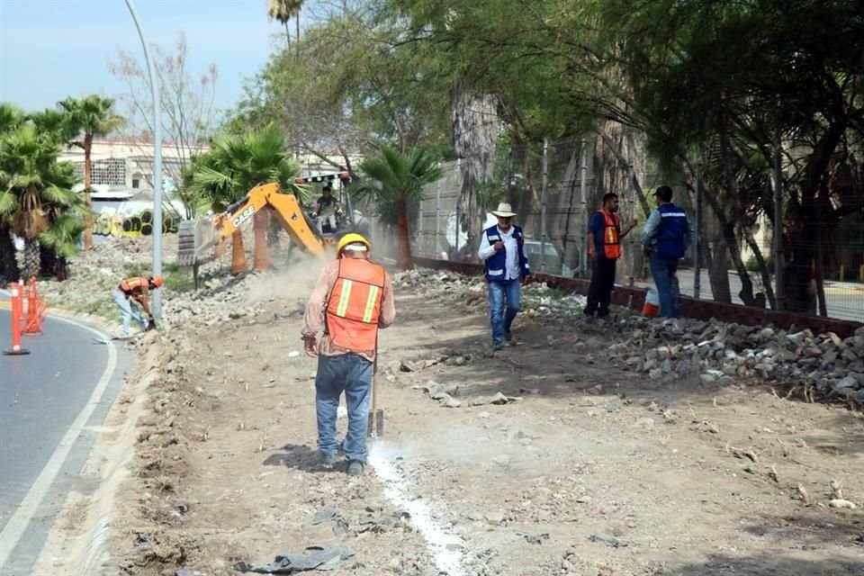 Una cuadrilla de trabajadores, con apoyo de una retroexcavadora, arrancó los trabajos para liberar un talud de piedras y otros obstáculos y construir banquetas para peatones sobre la calle Washington.