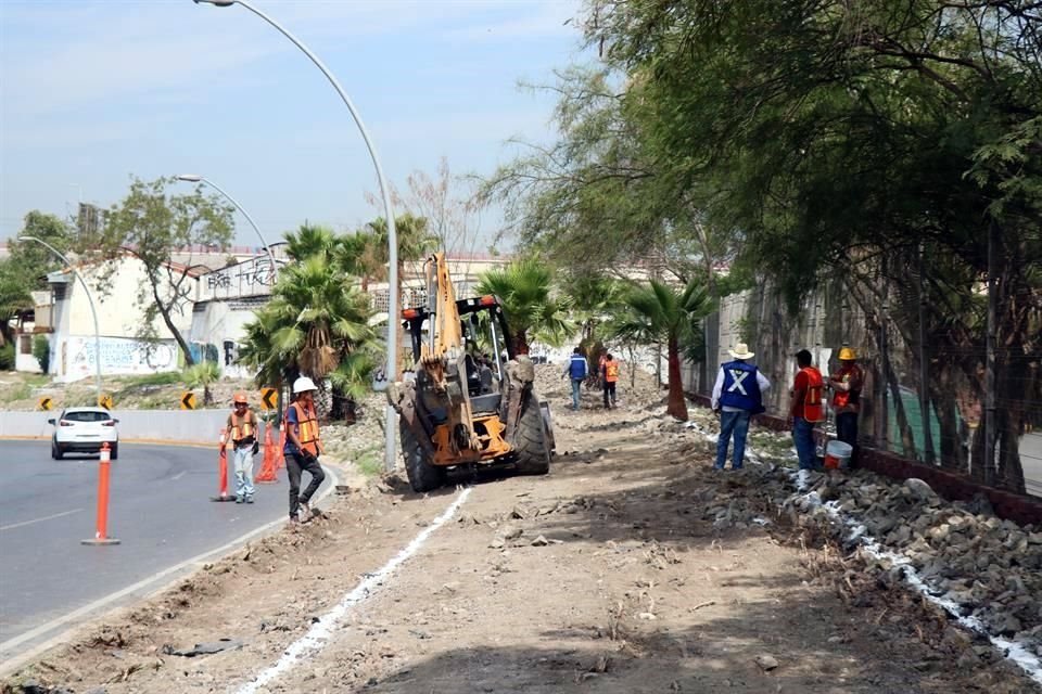 La adecuación se da luego de varios años en los que la banqueta norte de Washington, en un tramo de unos 500 metros, ha estado obstaculizada por piedras y en ocasiones por maleza y basura.