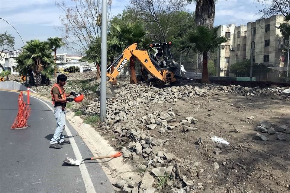 En un recorrido por la zona se observó un trazo de lo que será la banqueta, mientras que una cuadrilla de unos ocho empleados retiró las piedras y la maleza.