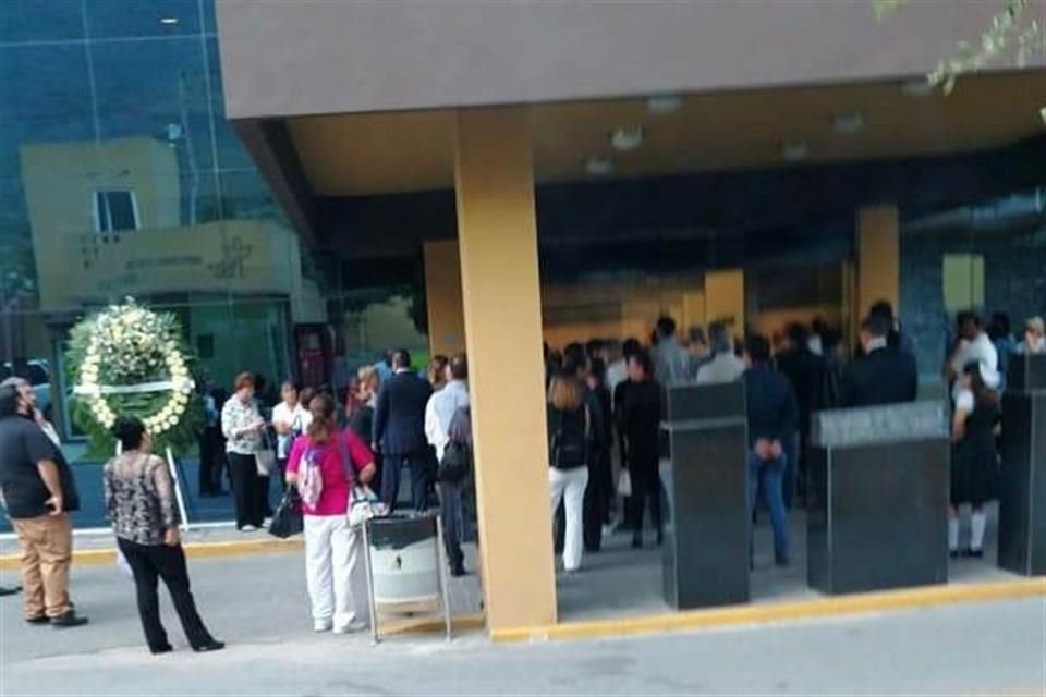 Familiares, amigos y empleados del empresario David Santiago Ortiz, plagiado el 20 de mayo, acudieron a las Capillas Valle de la Paz.