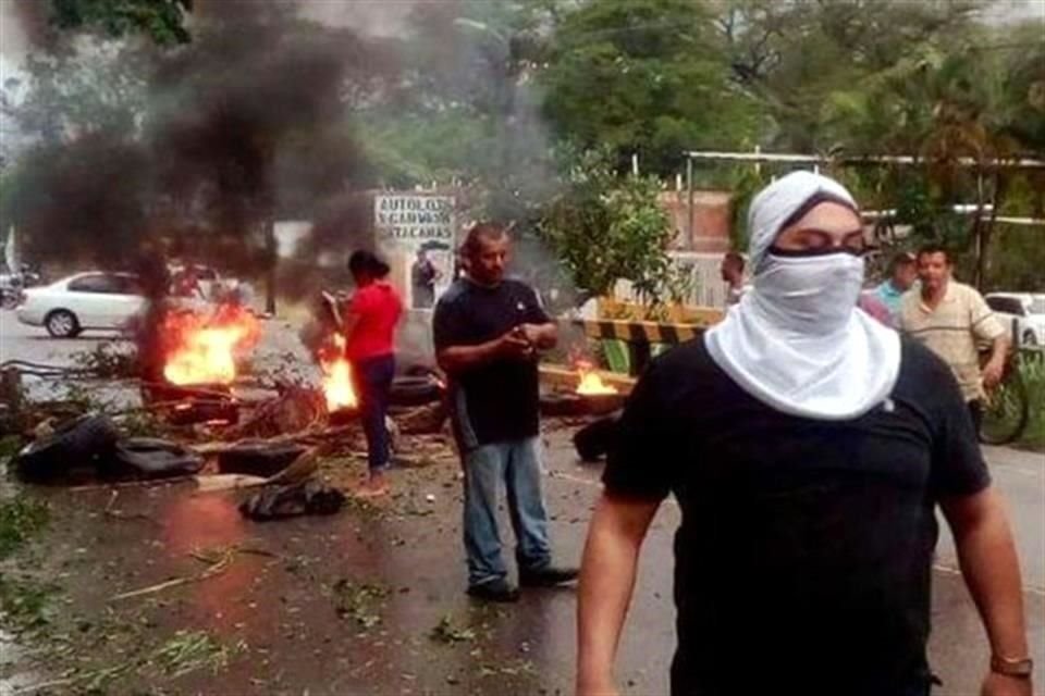 Honduras amaneció con bloqueos en carreteras y protestas en varias regiones del país, luego de paros de transportistas y policías.
