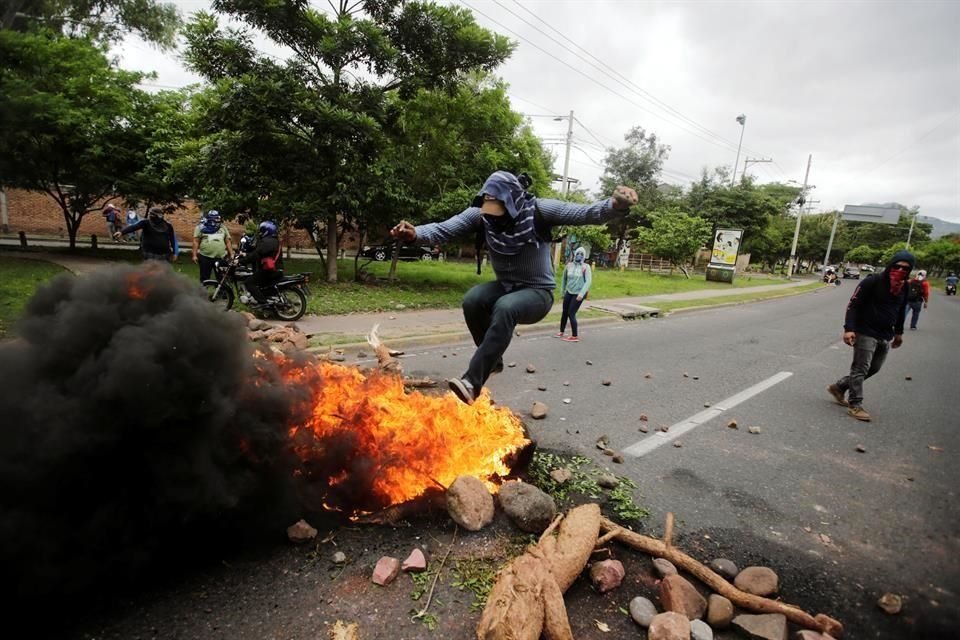 Honduras amaneció con bloqueos en carreteras y protestas en varias regiones del país, luego de paros de transportistas y policías.