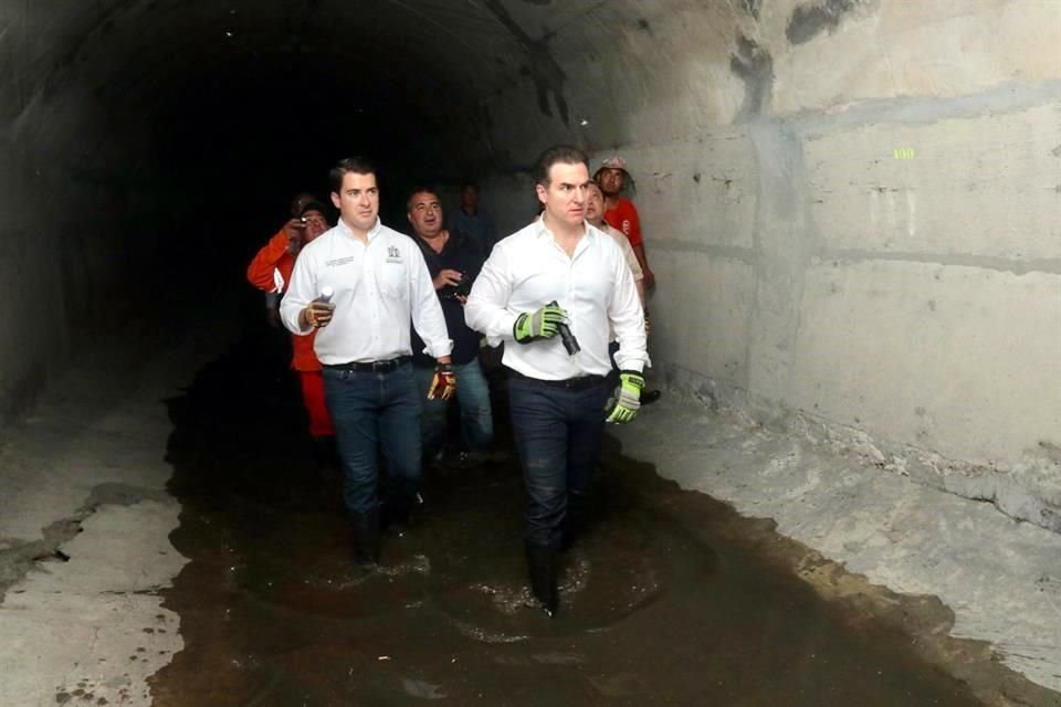 Con unas botas de caucho, De la Garza bajó por la red de alcantarillado junto al Secretario de Servicios Públicos, Marcelo Segovia.
