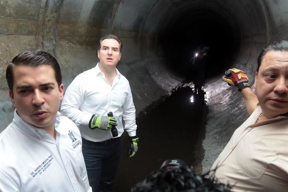 Con unas botas de caucho, De la Garza bajó por la red de alcantarillado junto al Secretario de Servicios Públicos, Marcelo Segovia.