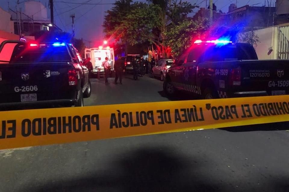 En una vivienda ubicada sobre el cruce de las calles Esther Tapia de Castellanos y Amado Camarena, un hombre fue herido a balazos dentro de una casa.