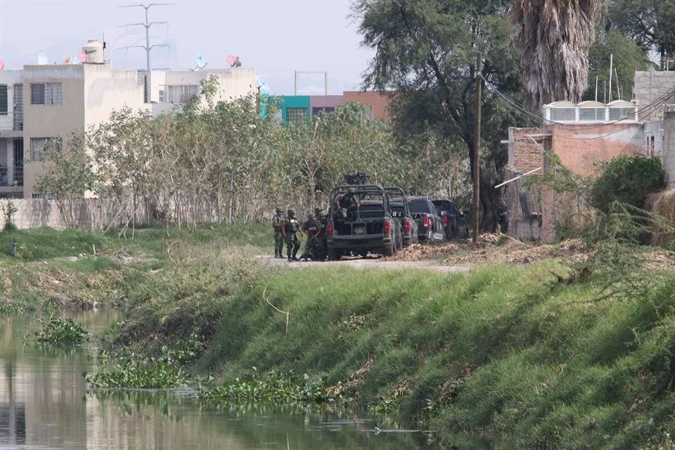 Varios vehículos del Ejército arribaron al fraccionamiento.