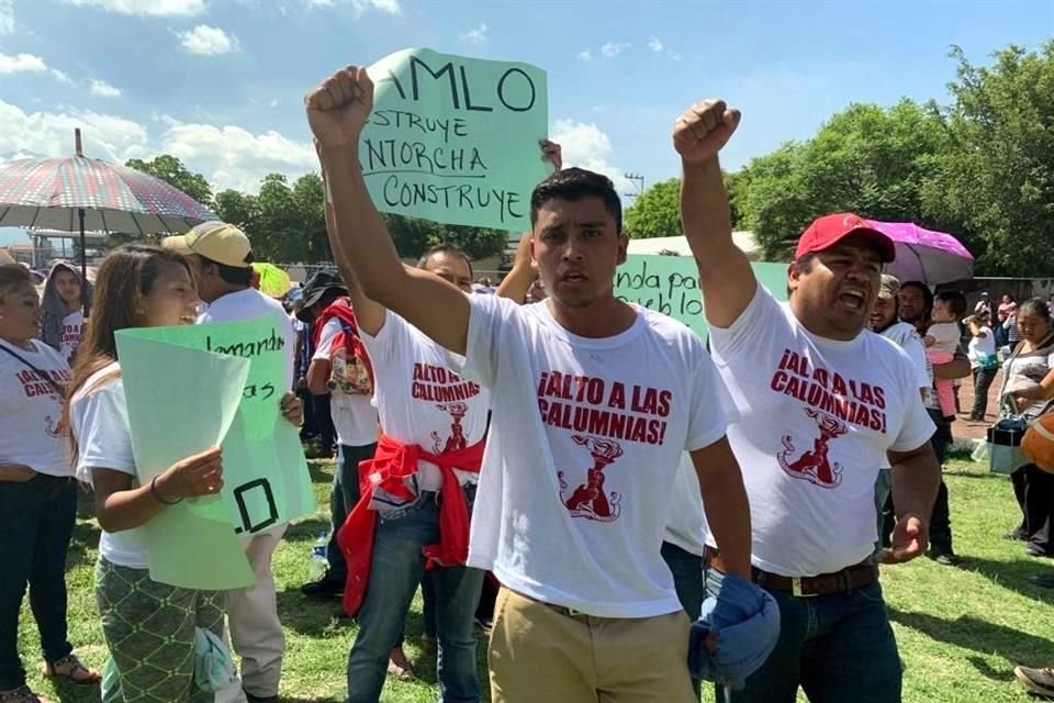 Los antorchistas portaban playeras en las que exigían alto a los calumnias.