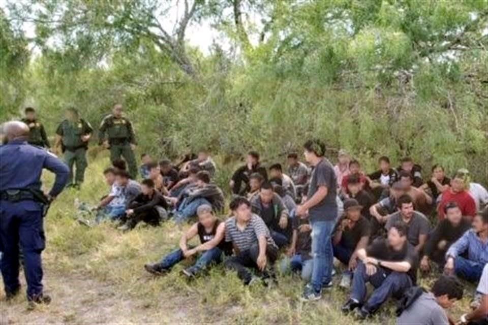 Agentes de la Patrulla Fronteriza de Estados Unidos rescataron a un grupo de 110 migrantes que fueron abandonados en el sur de Texas.