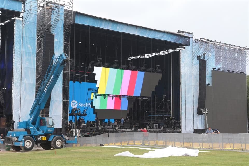 Los escenarios se terminaron de montar este viernes para recibir a las estrellas en el Parque Fundidora.