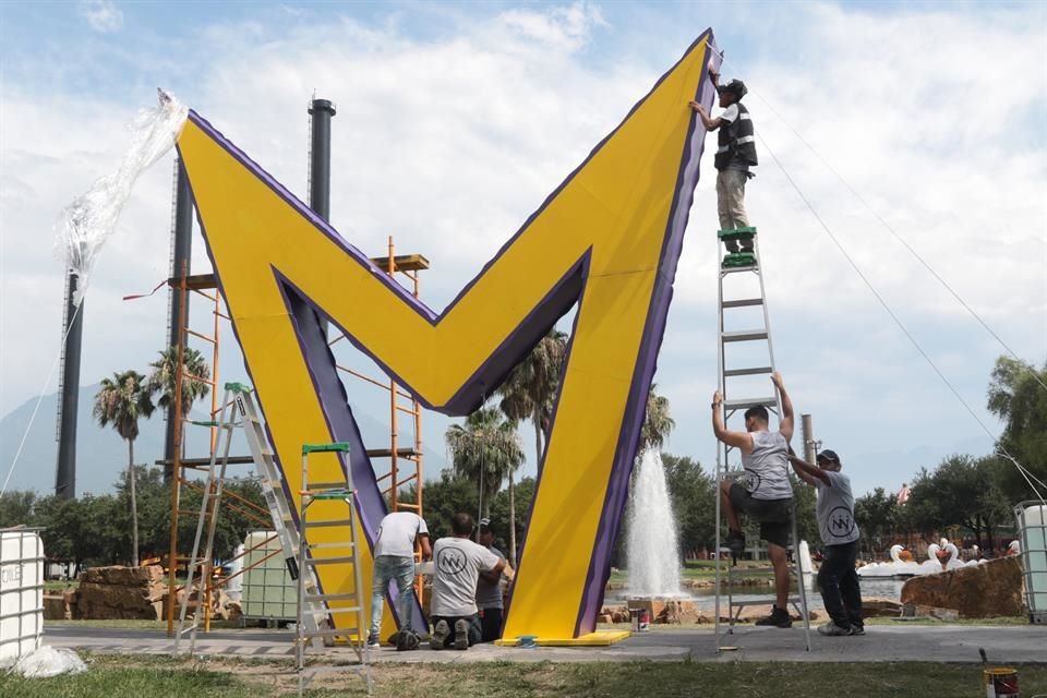 Los escenarios se terminaron de montar este viernes para recibir a las estrellas en el Parque Fundidora.