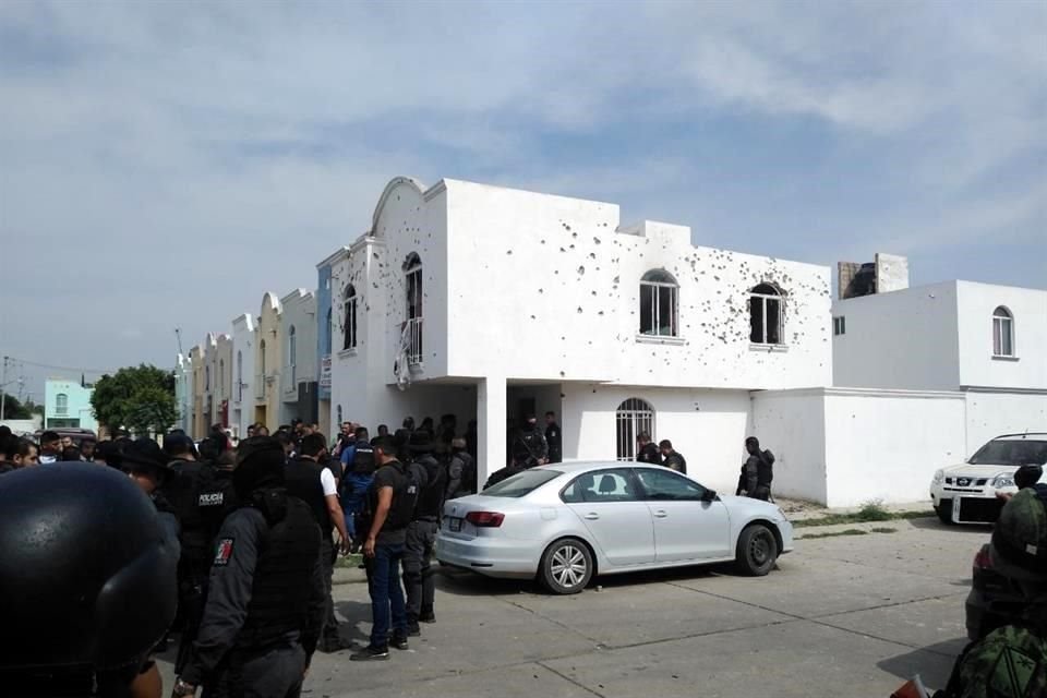 Además de 300 agentes, al fraccionamiento llegaron vehículos blindados.