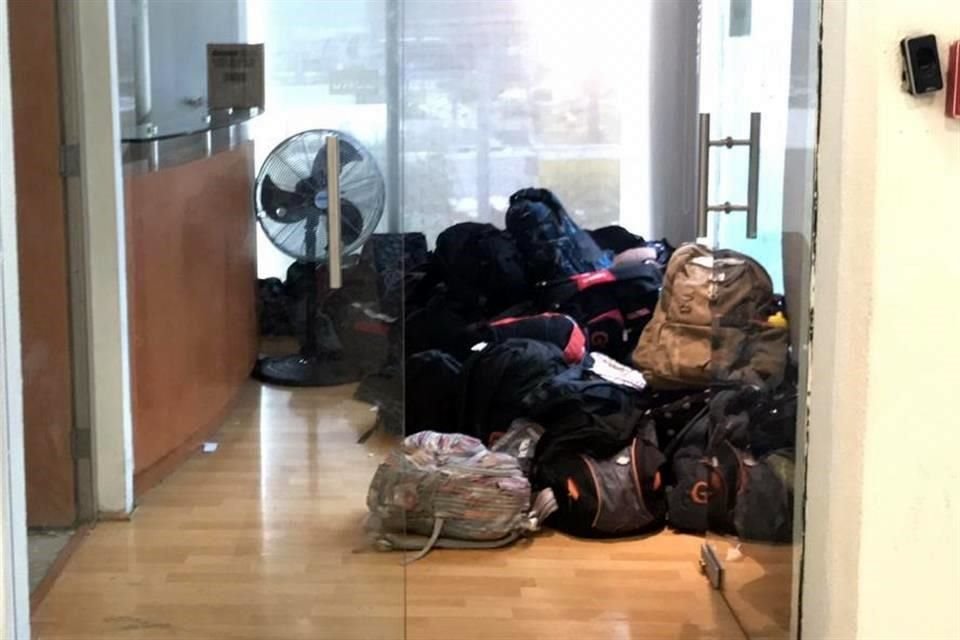 En una visita al edificio del INM se observaron montones de mochilas, presuntamente de los migrantes retenidos.